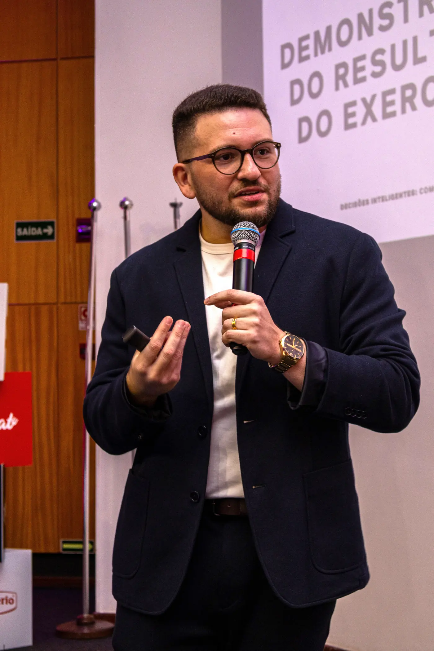João Víctor sentado em ambiente de evento